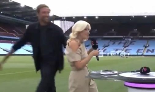 要赶飞机看绿洲乐队，克劳奇解说完维拉0-0纽卡迅速跑出镜头