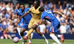 电讯报谈埃泽在枪手位置：左边锋、偏左8号位或菱形中场的前腰