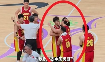 这氛围爱了！错失绝杀后全队纷纷上前鼓励胡明轩 赵睿微笑拍头